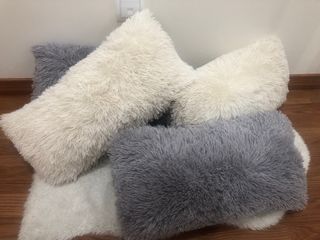 Alfombra y cojines grises y blancos