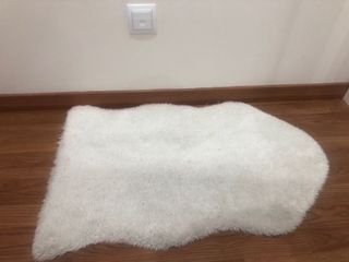 Alfombra y cojines grises y blancos