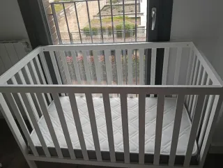 Cuna de bebé blanca