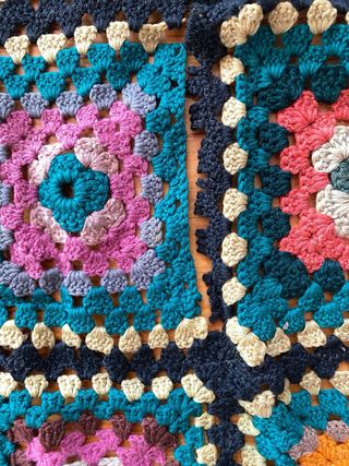 Colchas de ganchillo multicolor.