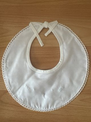 Babero recién nacido bordado blanco