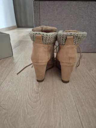 Botines beige con tejido