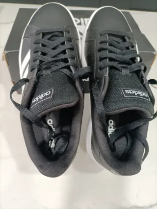 Zapatillas Adidas Negras y Blancas nuevas!