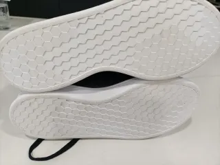 Zapatillas Adidas Negras y Blancas nuevas!