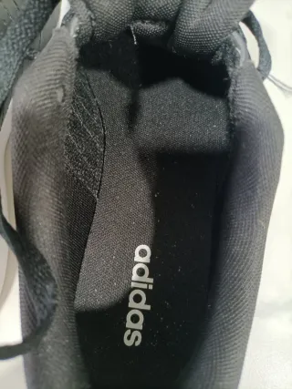 Zapatillas Adidas Negras y Blancas nuevas!