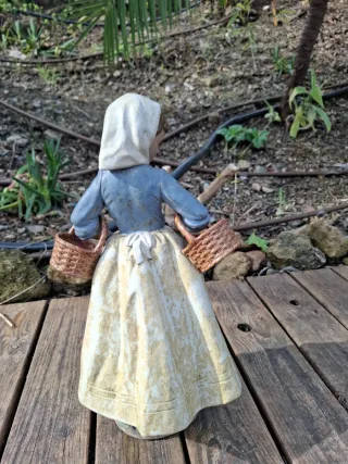Figura de porcelana mujer con cestas NAO LLADRÓ