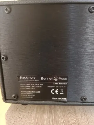 2 Altavoces, uno Bennet & Ross, otro Creative