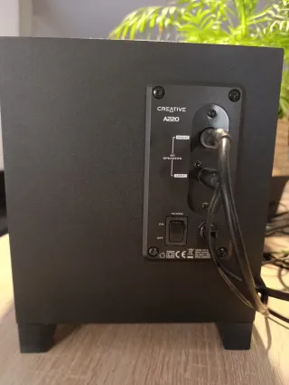 2 Altavoces, uno Bennet & Ross, otro Creative