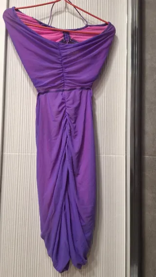 Vestido de verano púrpura con fruncido