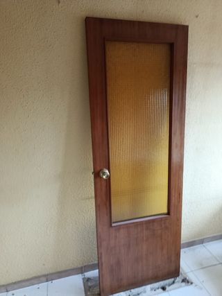 Puerta de madera con cristal