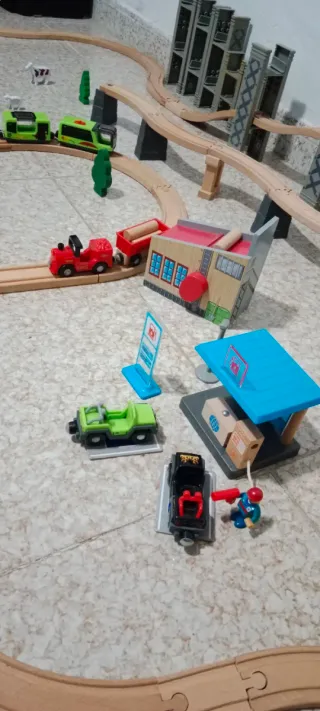 Trenes de madera con vías y accesorios
