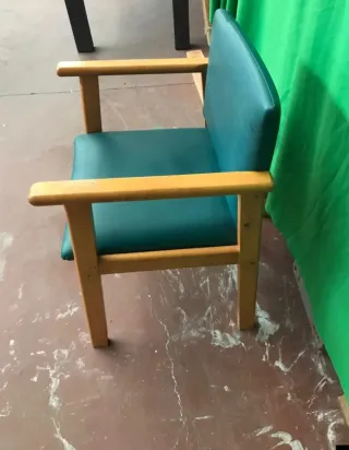 Silla de madera y polipiel verde