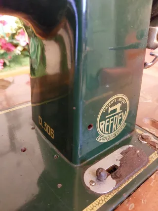 Máquina de coser Refrey de madera