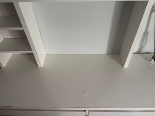 Escritorio blanco con estanterías