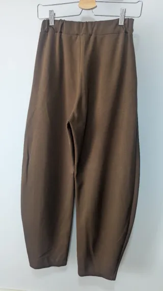 Pantalón globo marrón con cinturón