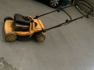 Cortacésped amarillo