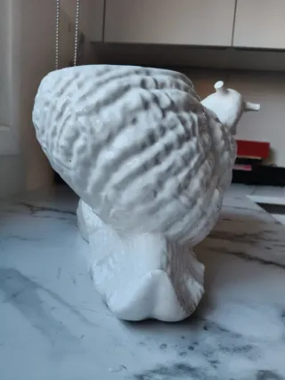 Figura de caracol en cerámica blanca