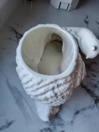 Figura de caracol en cerámica blanca