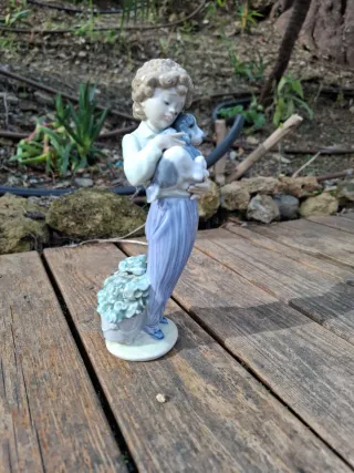 Figura de porcelana niño con perro LLADRÓ