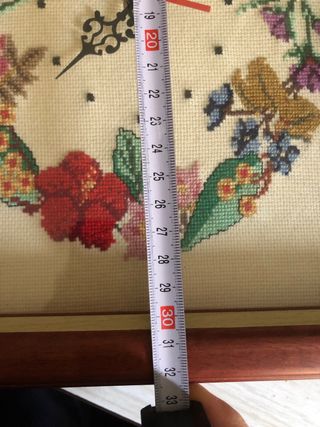 Reloj de pared con marco de madera