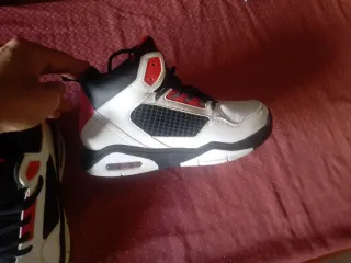 Zapatillas deportivas altas blancas y rojas