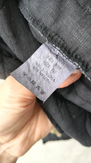 Chaleco acolchado negro con detalles dorados