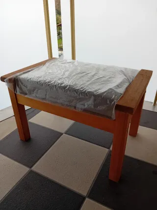 Banco de madera rústico con cojín