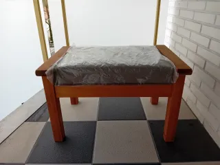 Banco de madera rústico con cojín