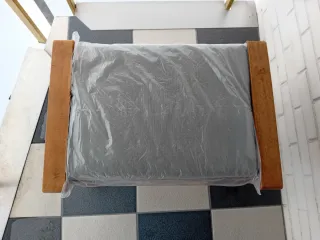 Banco de madera rústico con cojín