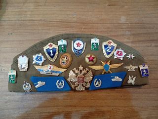 Gorra militar rusa con insignias