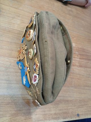 Gorra militar rusa con insignias