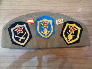 Gorra militar rusa con insignias