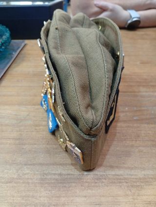 Gorra militar rusa con insignias