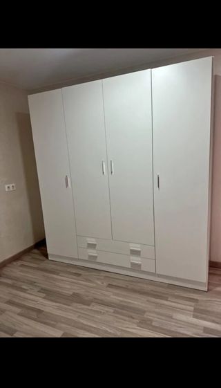 Armario blanco de 4 puertas