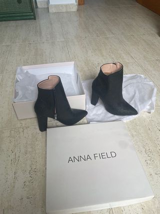 Botines negros con estampado floral