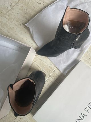 Botines negros con estampado floral