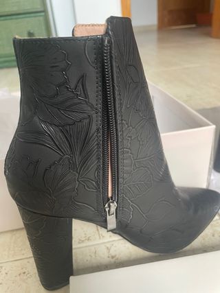Botines negros con estampado floral