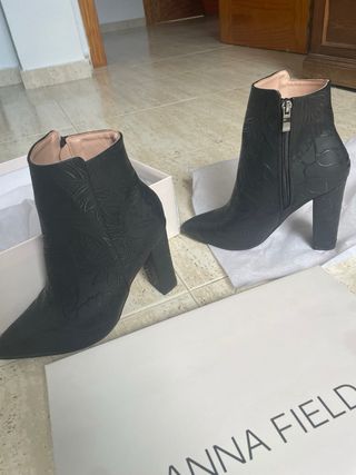 Botines negros con estampado floral