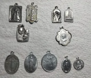 LOTE DE 23 MEDALLAS RELIGIOSAS ANTIGUAS