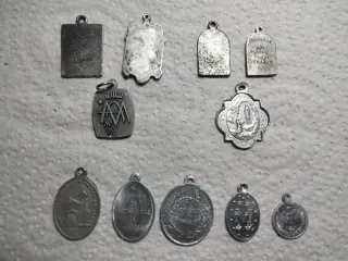 LOTE DE 23 MEDALLAS RELIGIOSAS ANTIGUAS