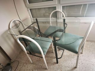 Mesa cristal y 4 sillas
