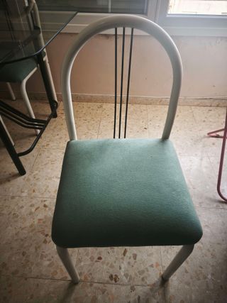 Mesa cristal y 4 sillas