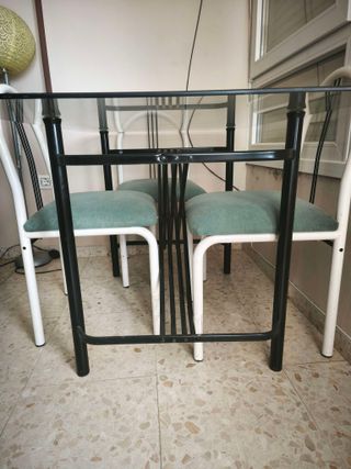 Mesa cristal y 4 sillas