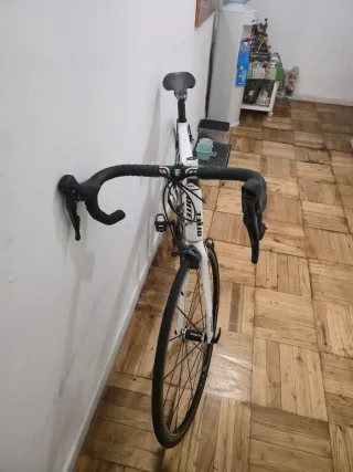 Bicicleta de carretera blanca