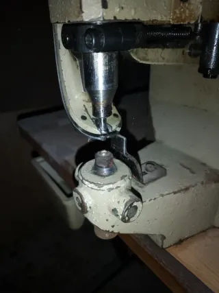 Máquina automática de ojales