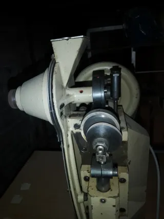 Máquina automática de ojales