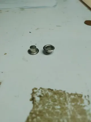 Máquina automática de ojales