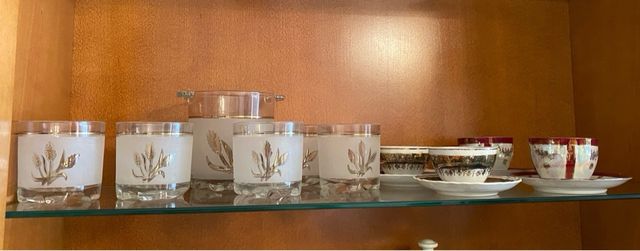 6 copas de cristal , 4vasos , cubitera y 4 tazas