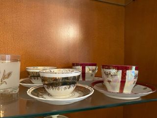 6 copas de cristal , 4vasos , cubitera y 4 tazas