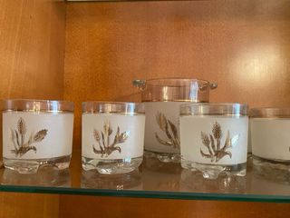 6 copas de cristal , 4vasos , cubitera y 4 tazas